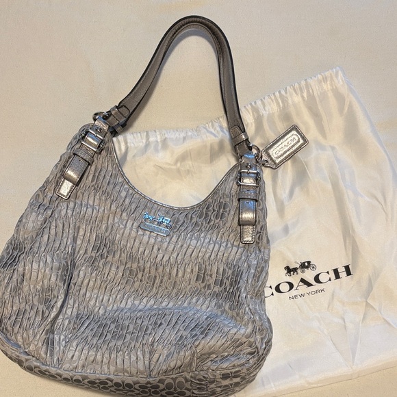 Coach Handbags - GORGEOUS COACH HANDBAG